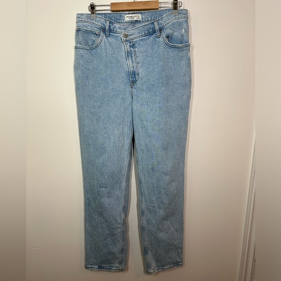 Abercrombie & Fitch Ultra High Rise 90s Straight Jean Lightwash Size 31 - Picture 3 of 10